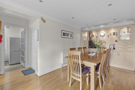 28 De Havilland Drive, HP15 7FP-16.jpg
