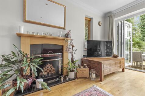 28 De Havilland Drive, HP15 7FP-12.jpg