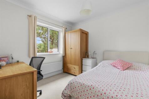 28 De Havilland Drive, HP15 7FP-1.jpg