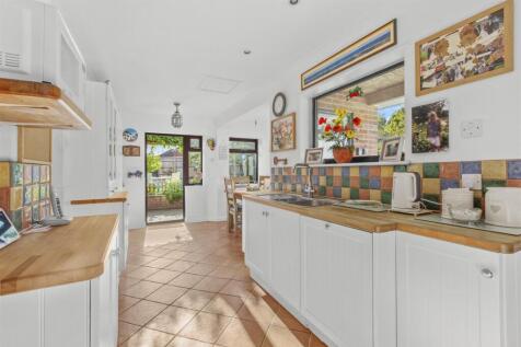 13 Court Lawns, HP10 8DH-14.jpg