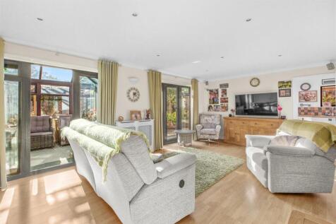 13 Court Lawns, HP10 8DH-12.jpg