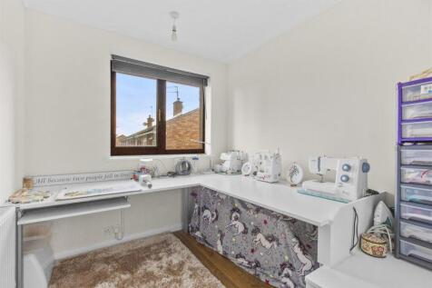 13 Court Lawns, HP10 8DH-11.jpg