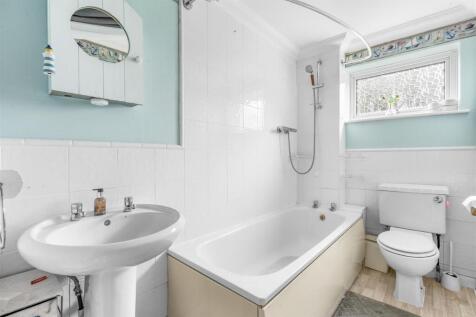 52 Upper Abbotts Hill, HP19 7ST-3.jpg
