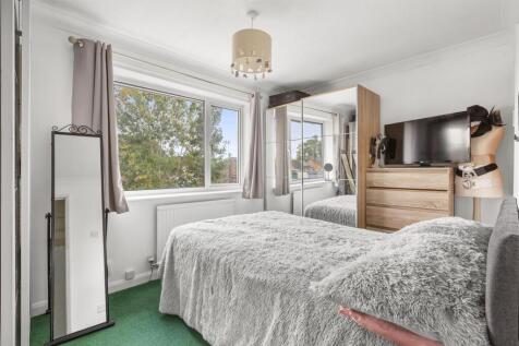 52 Upper Abbotts Hill, HP19 7ST-4.jpg