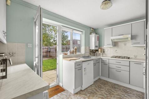 52 Upper Abbotts Hill, HP19 7ST-7.jpg