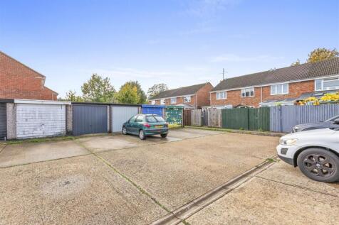 52 Upper Abbotts Hill, HP19 7ST-15.jpg