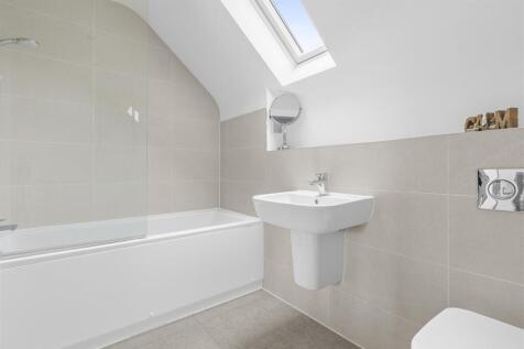 14 Queens Court, Amersham Road, HP15 7HN-10.jpg