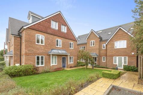 14 Queens Court, Amersham Road, HP15 7HN-12.jpg