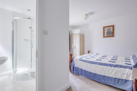 16 Wycombe Road, HP15 6RY-8.jpg