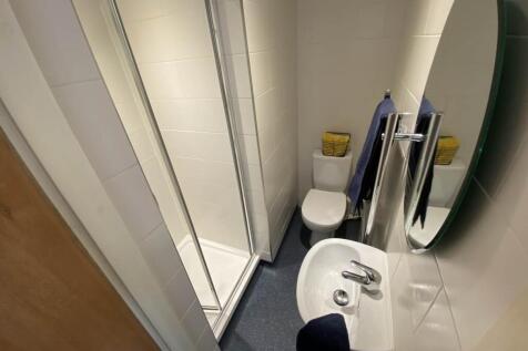 Bed 1 en-suite 2