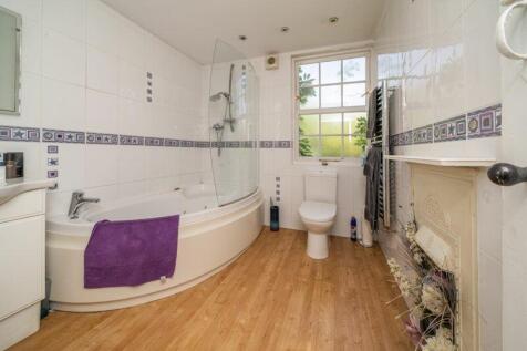 1ST FLOOR BATHROOM