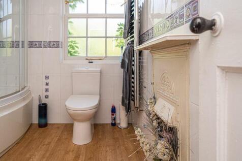 1ST FLOOR BATHROOM