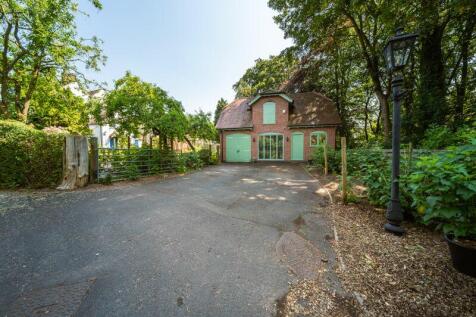 DETACHED COACH HOUSE