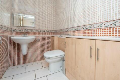 GROUND FLOOR BEDROOM 2 EN-SUITE TOILET