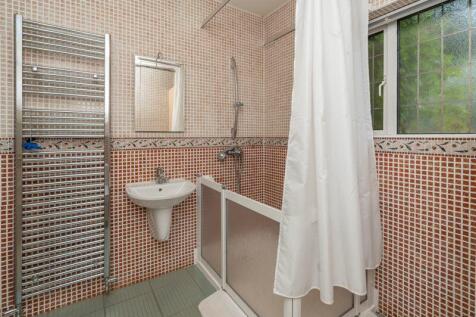 GROUND FLOOR SHOWER ROOM