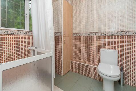 GROUND FLOOR SHOWER ROOM