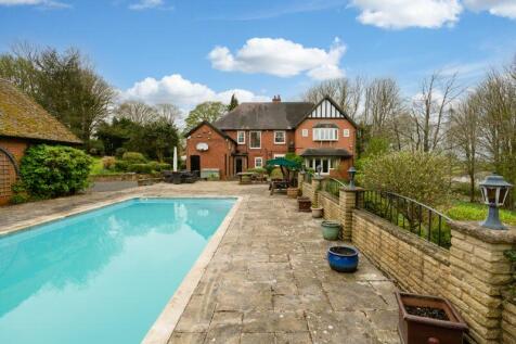 OUTDOOR HEATED SWIMMING POOL