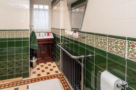 GROUND FLOOR SHOWER ROOM