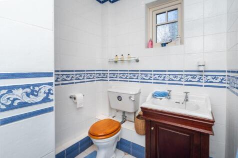 HOUSE SHOWER ROOM