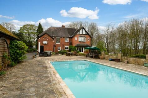 OUTDOOR HEATED SWIMMING POOL