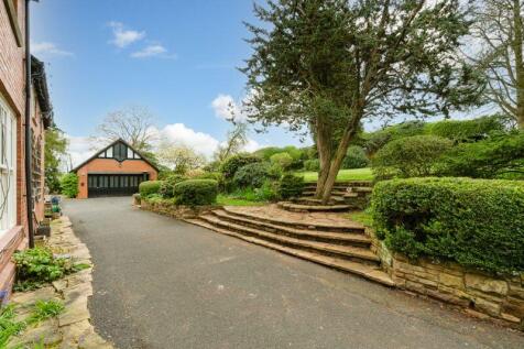 SIDE DRIVEWAY &amp; GARDEN