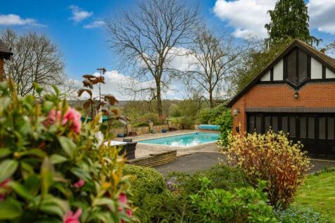 OUTDOOR HEATED SWIMMING POOL