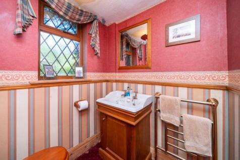 GUEST CLOAKROOM