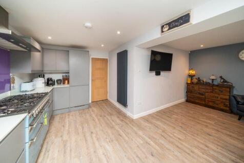 KITCHEN WITH SITTING/TV AREA