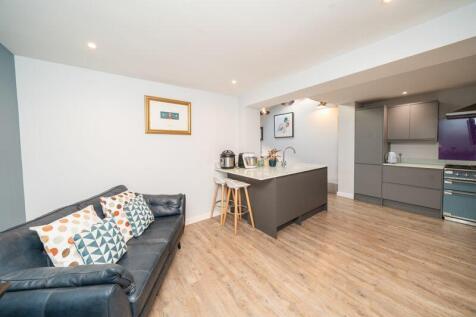 KITCHEN WITH SITTING/TV AREA