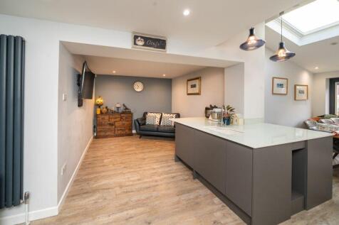 KITCHEN WITH SITTING/TV AREA