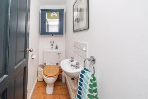 GUEST CLOAKROOM