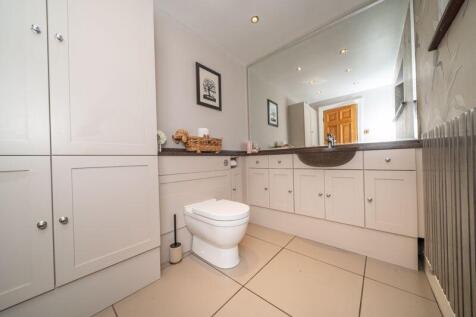GUEST CLOAKROOM