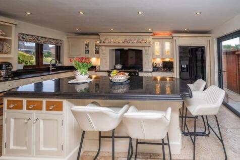 REFITTED BREAKFAST KITCHEN