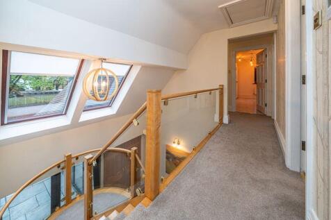 GALLERY LANDING