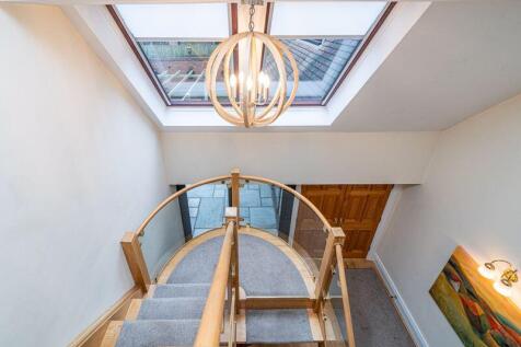 GALLERY LANDING