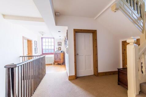 1ST FLOOR LANDING