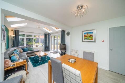 Dining room opens to Garden/Family Room