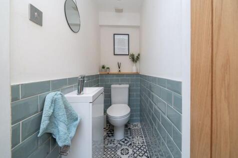 GUEST CLOAKROOM