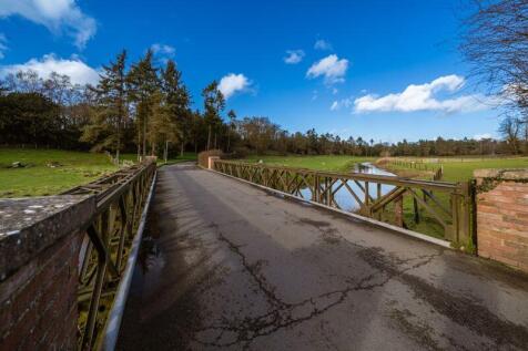 APPROACH TO THE OVAL