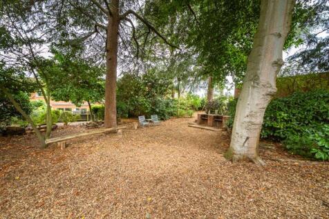 COMMUNAL GROUNDS