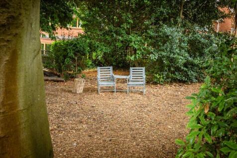 COMMUNAL GROUNDS