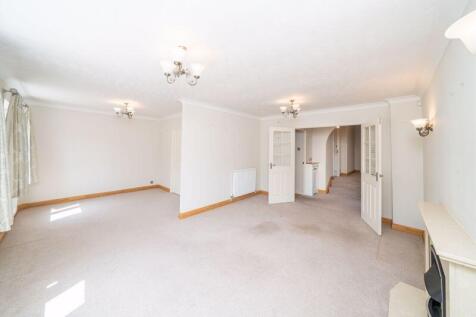 L SHAPED LOUNGE/DINING ROOM