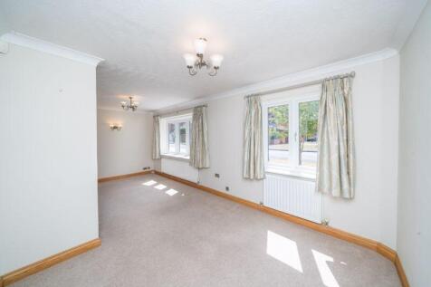 L SHAPED LOUNGE/DINING ROOM