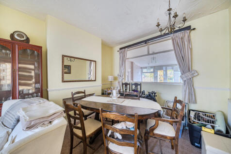 1374646-4-690a213...