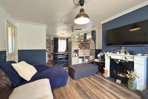 Lounge &amp; Dining Room