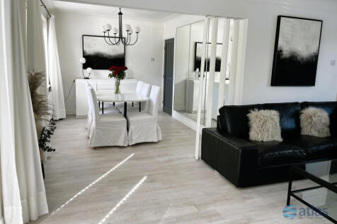 Lounge/Dining Area