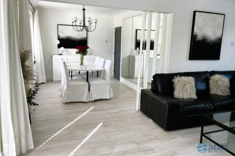 Lounge/Dining Area