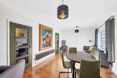 Lounge/Dining Area