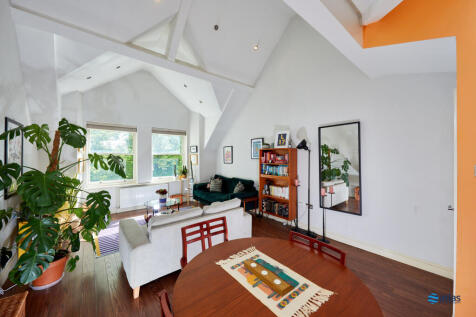 Lounge / Dining Area