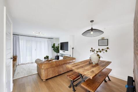 Lounge/Dining Area